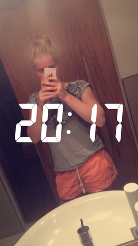 Halsey20 Beziehung, Spaß, Freunde in Aachen