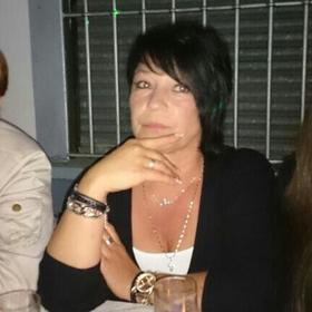 Biene6968482 Etwas Besonderes, die mich glücklich macht, wenn ich in ihr Gesicht se in ???