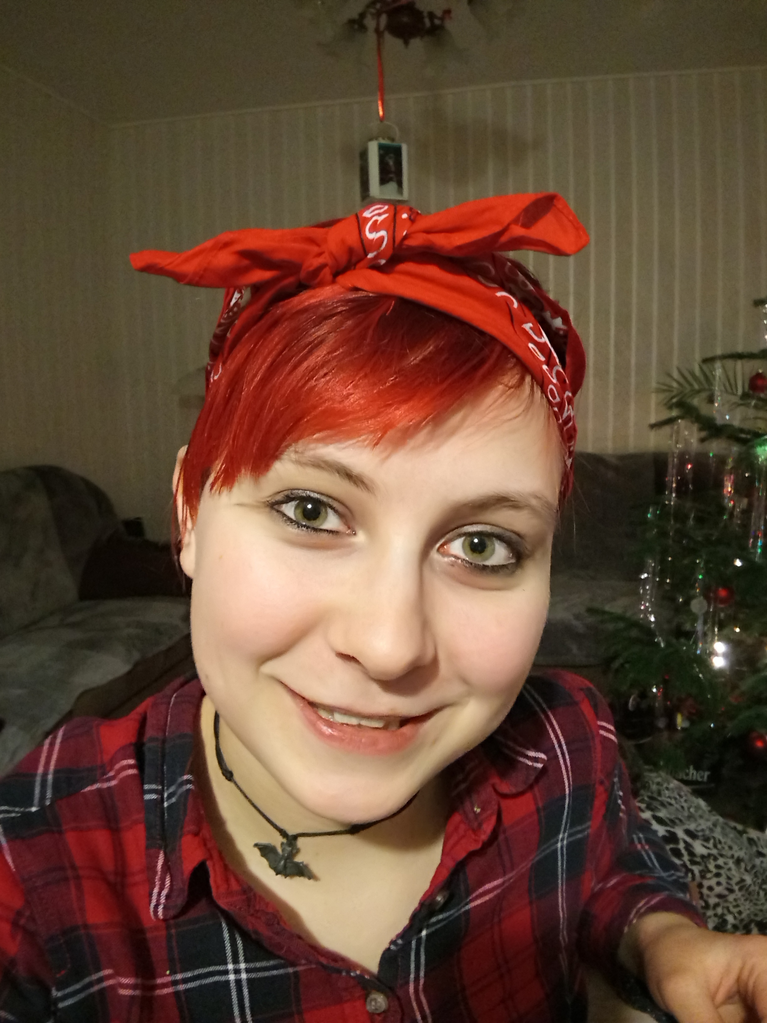 BlueChloe Eine Freundin zum Spaß haben (das jetzt nicht falsch verstehen) xD  in