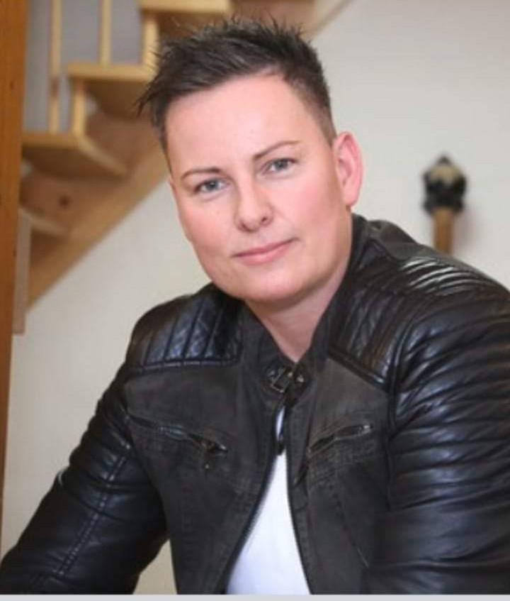 Amore1980 Eine feminine sportliche Frau die mit beiden Beinen im Leben steht . H in
