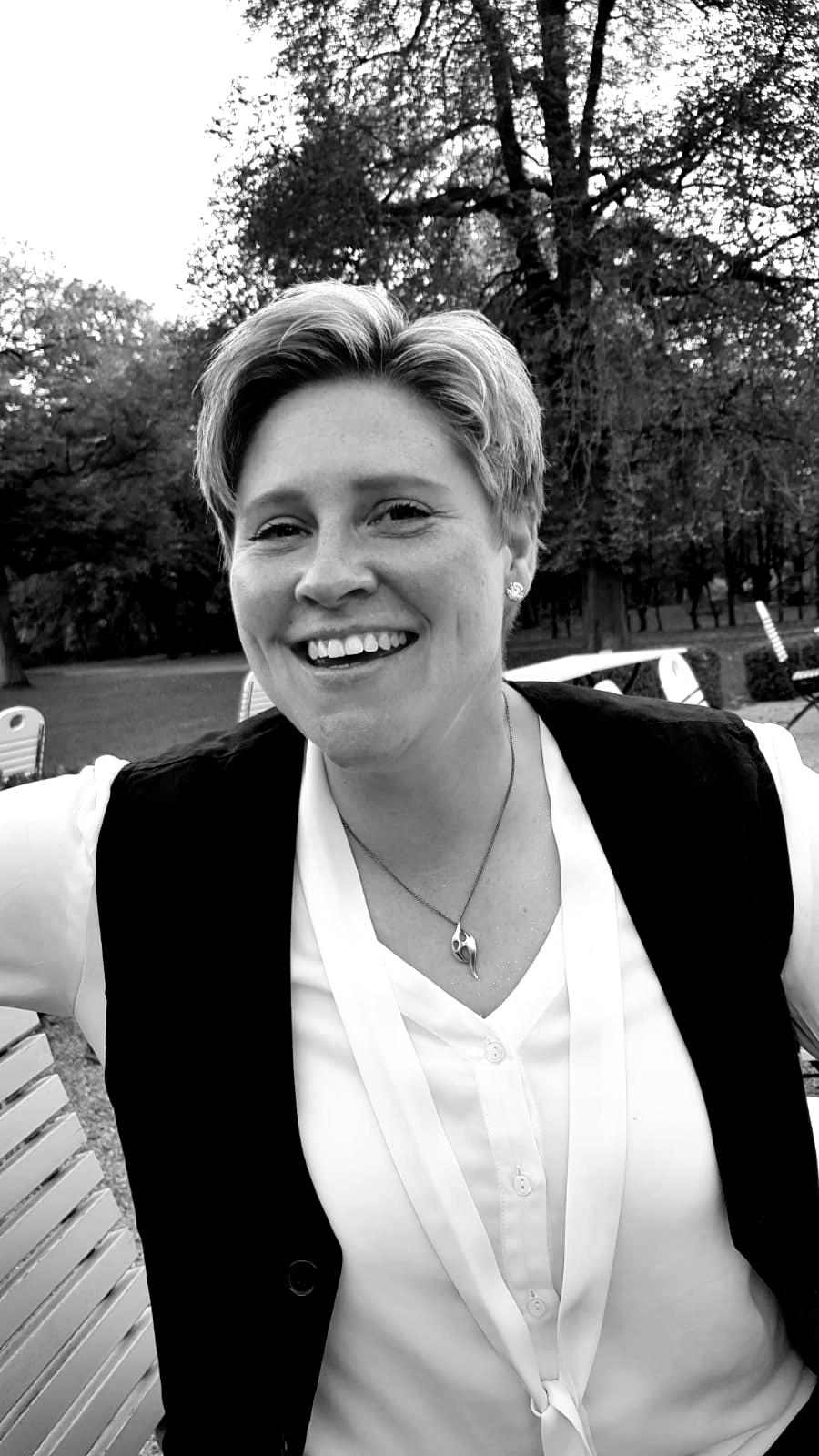 YPsi79 Eine humorvolle, extrovertierte Frau mit langen Haaren, die genauso ge in